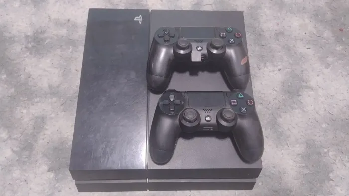 Console ps4 FAT c 2 controles 2TB 1 jogo
