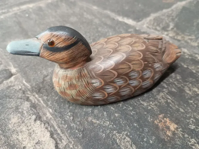 Pato decorativo em madeira entalhado pintado a mão !