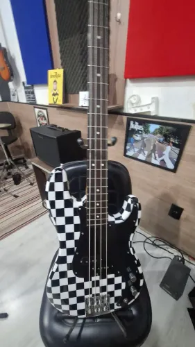 Baixo Precision Bass