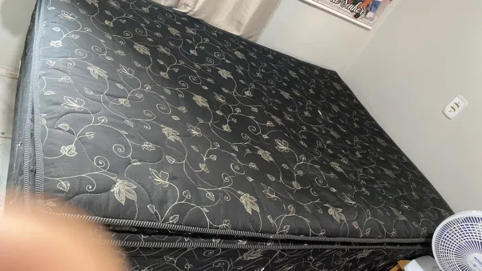 Cama casal tamanho normal usada molas em sacadas