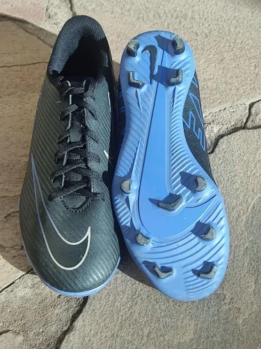 Chuteira mercurial Nike de cravo tamanho 36.