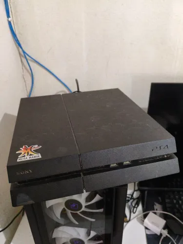 Vendo Playstation 4 ( com 2 controles originais e 3 jogos )