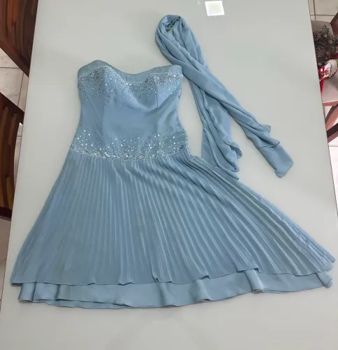 Vestido de Festa Azul Serenity Plissado com Aplicações de Paetês e Echarpe- T38