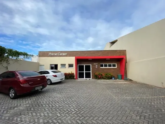 Sala com aproximadamente 15m² e 1 banheiro.