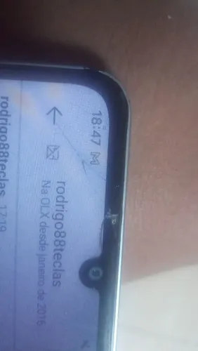 Celular Samsung A6 de 128GB,cm um trinco no quanto superior que não atrapalha em nada.