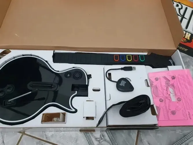 Guitarra PlayStation 3 Guitar Hero com dongle
