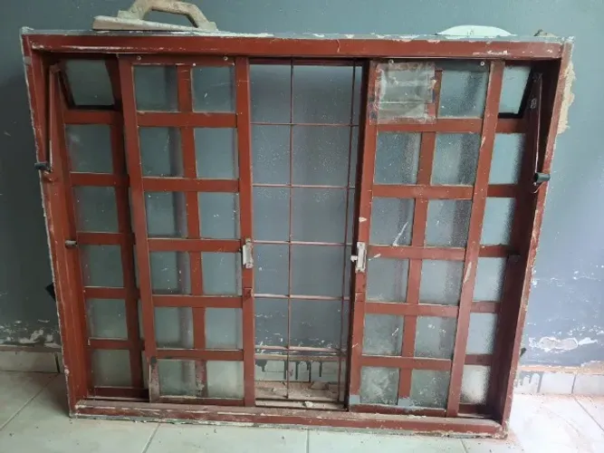 ATENÇÃO no Anúncio - 5 Janelas normais, 2 de Banheiro, Porta de Sala grande, USADAS GRAVIA
