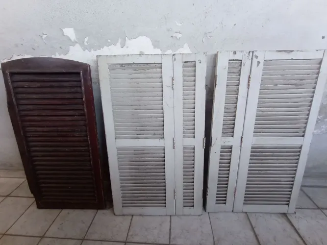 3 folhas de janelas madeira maciça demolição