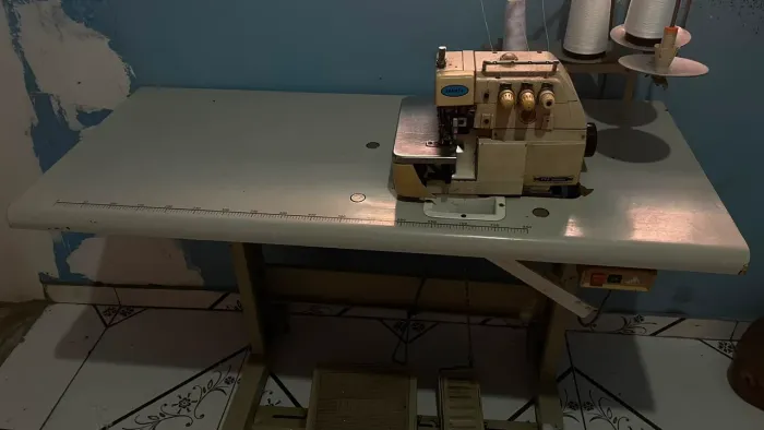 Máquina de costura industrial overloque.