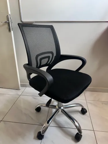 CADEIRA DE ESCRITÓRIO DIRETOR - Giratória e com regulagem de altura