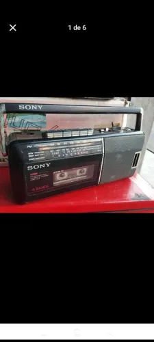 Rádio toca fita gravador Sony antigo, funcionando.