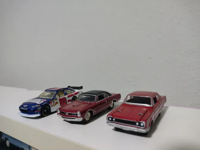LOTE COM TRÊS MINIATURAS DE CARROS 