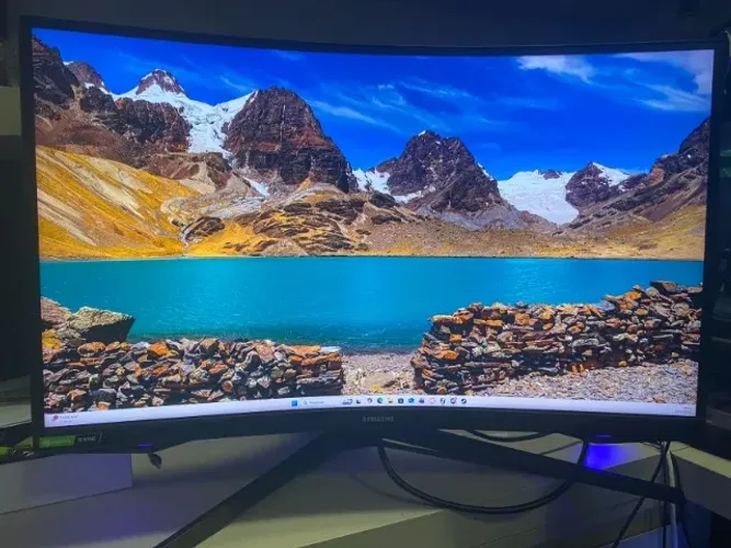 Monitor Samsung G7 2K 240hz