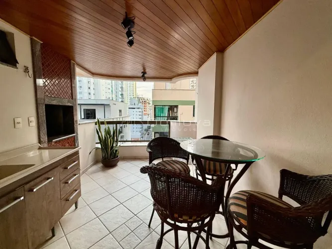 Apartamento quadra mar à venda em Balneário Camboriú com 03 quartos, 01 suíte, sacada com
