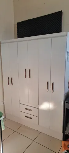 Guarda roupa branco