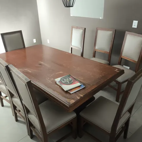 Vendo mesa de madeira maciça e 8 cadeiras reformadas