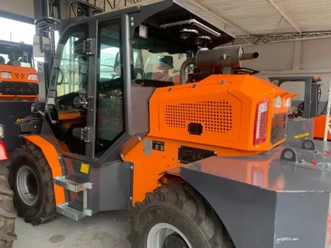 EMPILHADEIRA DIESEL PARA TERRENOS DIFÍCEIS DE 5 TONELADAS