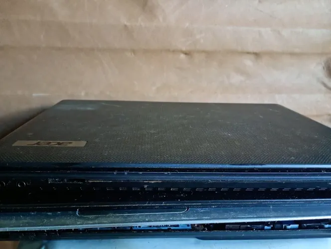 Lote de 2 notebooks quebrados para reutilizar as peças ou arrumar para uso.