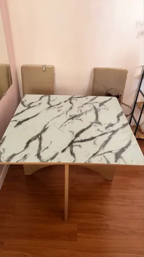 Mesa de jantar quadrada