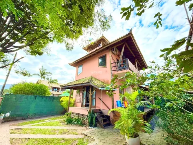 Casa pronta para morar, individual no terreno 95m2 sendo 2 quartos em Campeche - Florianóp