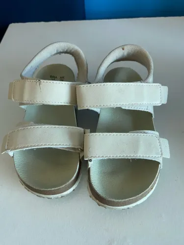 Sandália POM / tamanho 25 / Cor Off White