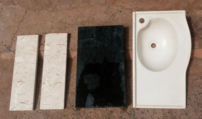 Vendo uma pia, um balcão e duas pedras de mármore por 100,00 reais