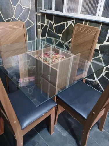 Vendo mesa de jantar com 4 cadeiras