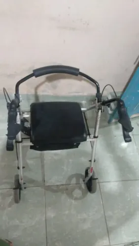 Vende-se cadeira de rodas e Andador, semi novo