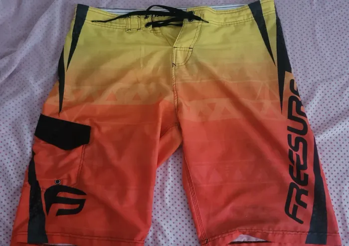 Bermudas de banho, camisetas e regatas