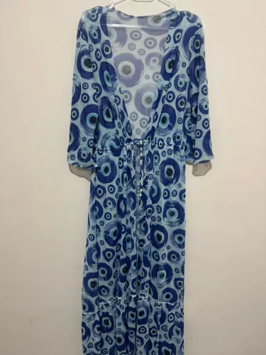 saída de praia longa estilo kimono em tule estampado com tema de olho grego azul