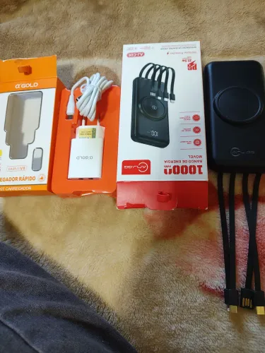 Vendo 2 carregador junto um com cabo e um portátil novos