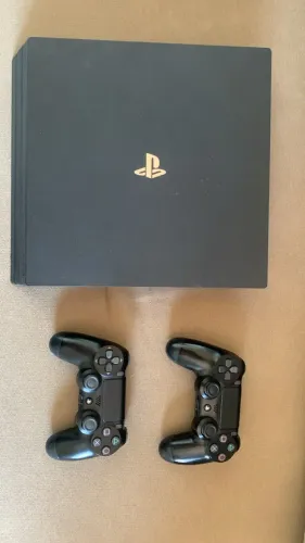 PlayStation 4 Pro 1TB + 2 Controles + 2 Jogos