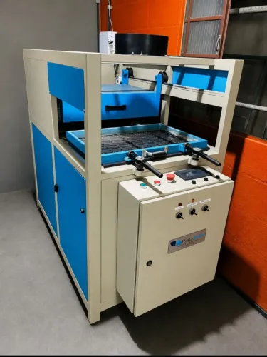Maquina Vacuum forming em operação