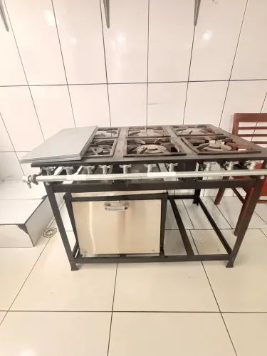 Fogão industrial 6 bocas, forno espaçoso e em ótimo estado