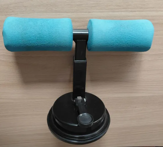 Aparelho Abdominal segura com ventosa sucção.