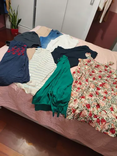 Lote de roupas plus size, tamanho 50/52 com calças, vestidos e blusas, total de 09 peças
