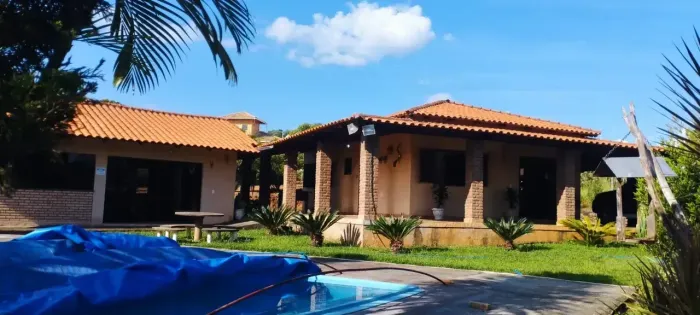 Sítio em Cláudio MG Casa boa com piscina e excelente acesso e localização