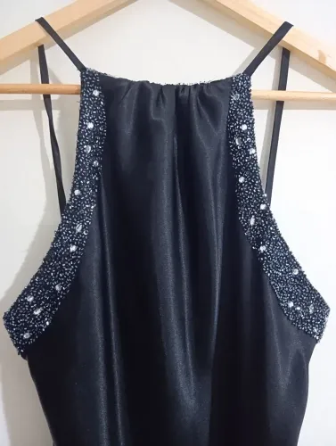 Vestido Midi Preto com pedrarias