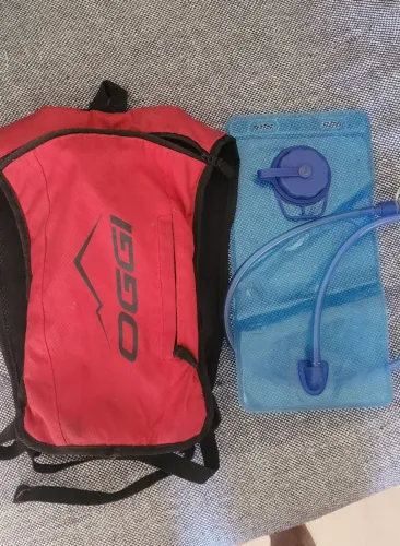 Vendo mochila de hidratação Oggi 2 lts usado uma única vez.