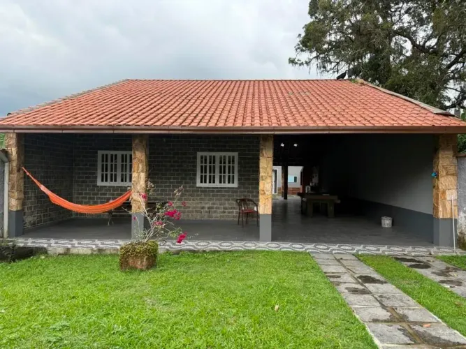 CASA LINEAR COM 4 QTS E QUINTAL AMPLO!