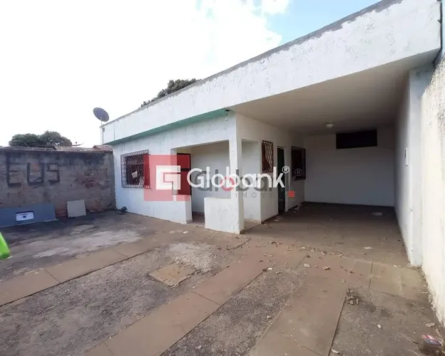 Casa em Montes Claros, no bairro Major Prates, à venda.