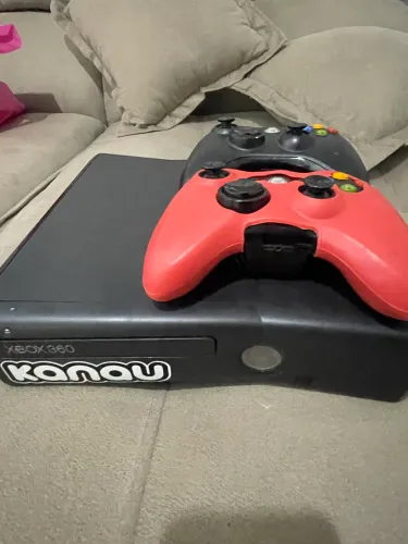 Xbox 360 - 2 controles e jogos no HD 