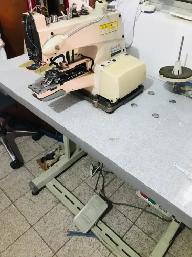 Máquina industrial botoneira 