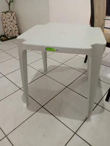 Vendo uma mesa de plástico 70,00