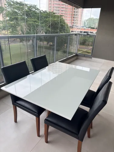 Conjunto de mesa com 4 cadeiras 