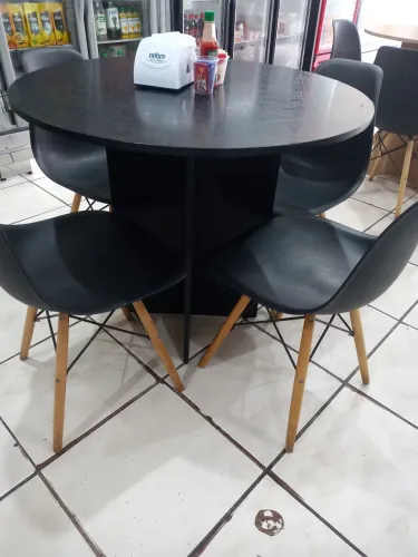 Vendo conjunto de cadeiras e mesa.