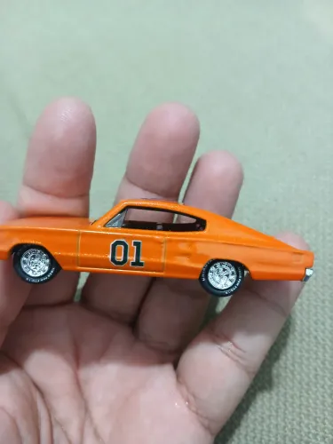 Miniatura Dodge Charger General Lee Os Gatões Escala 1:64 Customizado Pneus de Borracha