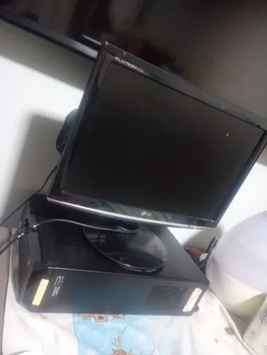 Vendo computador e tela