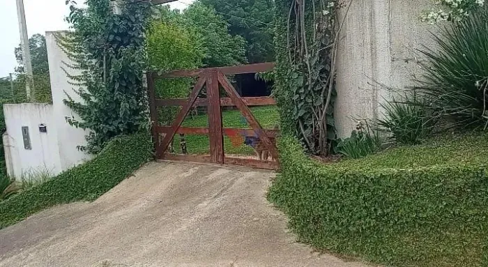 Chácara 7.000 m com pomar, bosque e córrego 4 km do centro, aceita casa em Araucária