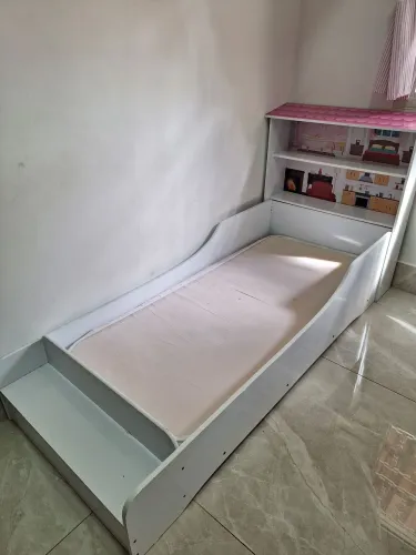Cama infantil feminina com colchão Montessoriana